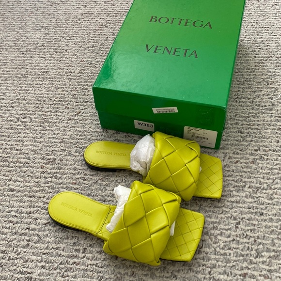 BOTTEGA VENETA light green Intrecciato Lido Sandals - Picture 2 of 6